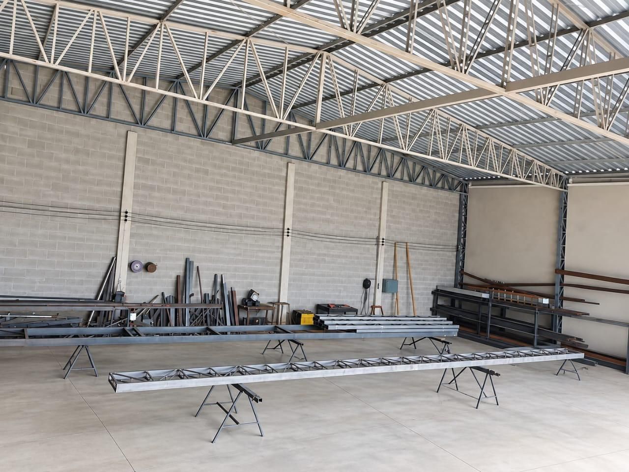Peças metálicas em fabricação