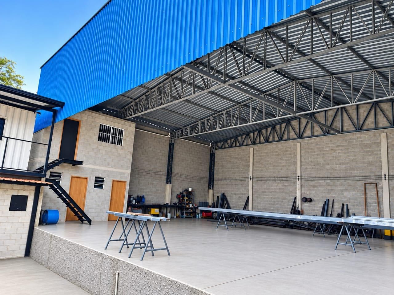 Galpão com cobertura azul