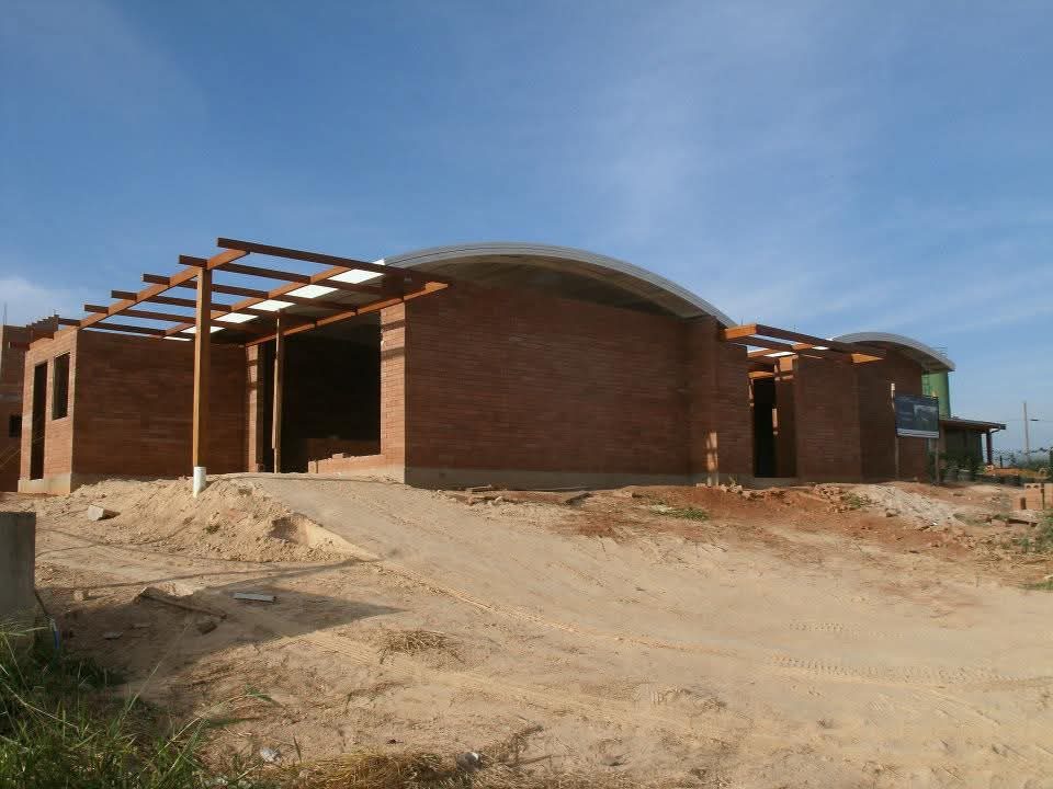 Obra com coberturas metálicas curvas